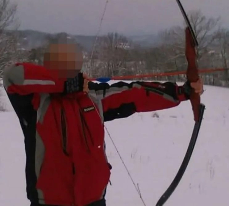 Ovo je ubica iz Jarčuka kod Kraljeva: Toni samostrijelom usmrtio suprugu, ranio majku pa sebi oduzeo život